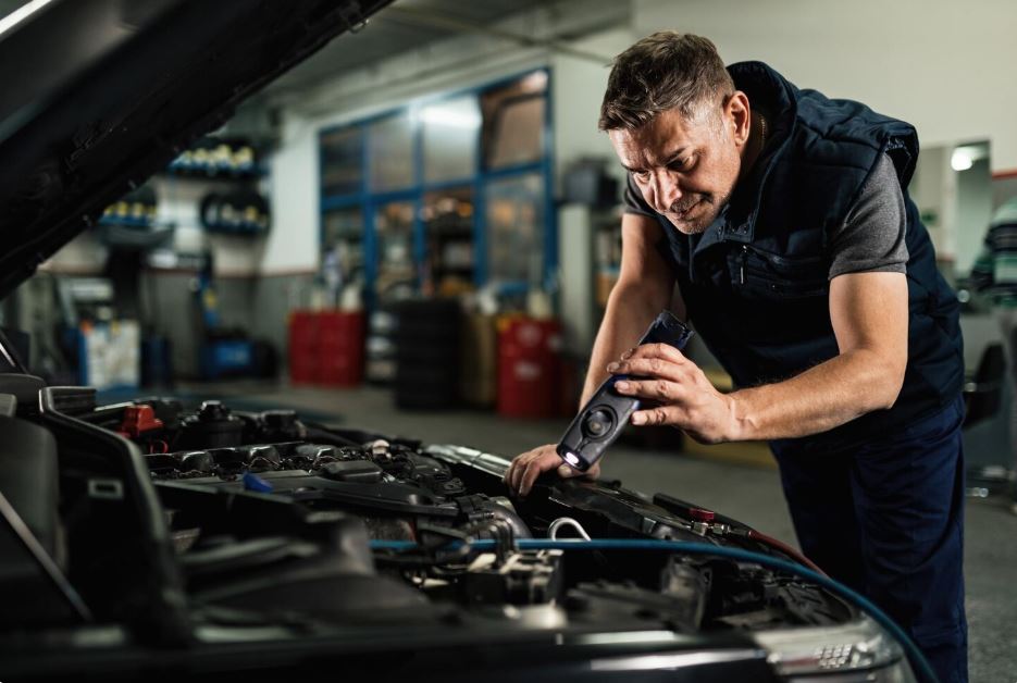 Mécaniciens au travail